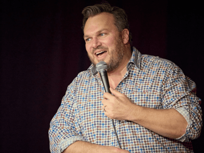 Benjamin Delahaye on stage in a patterned shirt