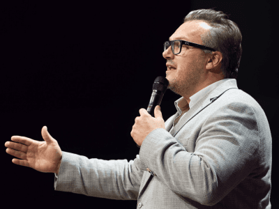 Benjamin Delahaye coaching with a microphone in hand