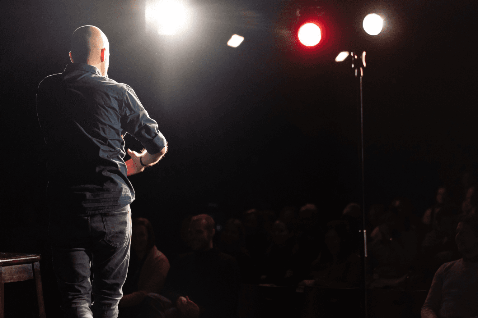 Header image for the article Why Silence Is One of the Most Powerful Tools in Public Speaking